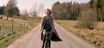 Filmanmeldelse: Unge Astrid – Dybt, hjertegribende portræt af Pippi Langstrømpes mor som alenemor