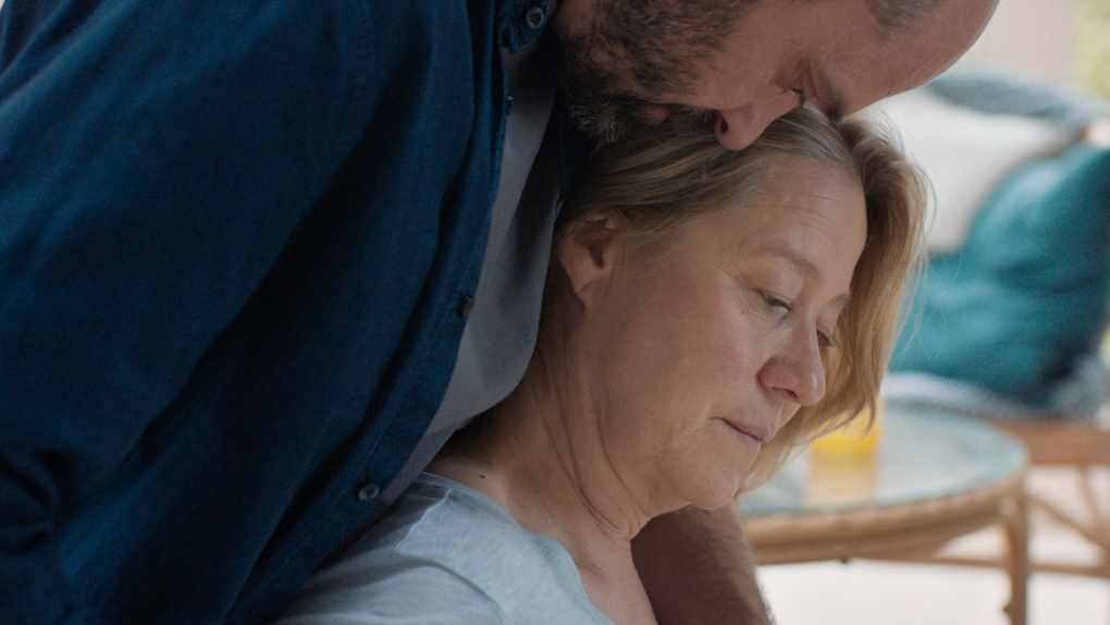 BERLINALEFILM: Begyndelser – Trine Dyrholm og David Dencik genforenes i Jeanette Nordahls nænsomme familiedrama om skilsmisse og en kvinde i frit fald.