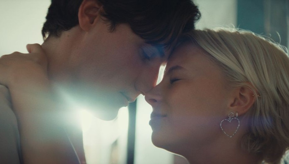 FILM: Smukkere – Årets bedste ungdomsfilm kredser nænsomt om forbudt kærlighed, men bevarer sit moralske kompas